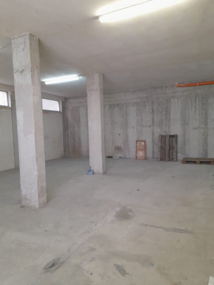 Tirane, jepet me qera magazine Kati 0, 120 m² 350 € (Porcelan)
