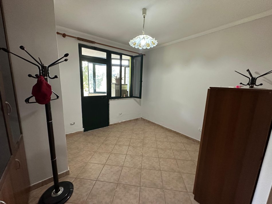 Tirane, jepet me qera zyre Kati 3, 110 m² 1.100 € (ish ekspozita)