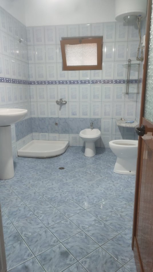 Tirane, jepet me qera shtepi 2+1+Ballkon Kati 1, 90 m² 300 € (Don Bosko , te restorant gjeli)
