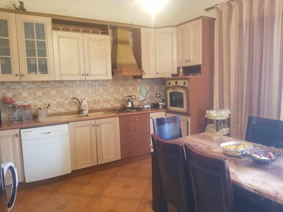 Tirane, shitet Vile 3 Katshe Kati 3, 430 m² 429.000 € (Prane Restorant Freskut)