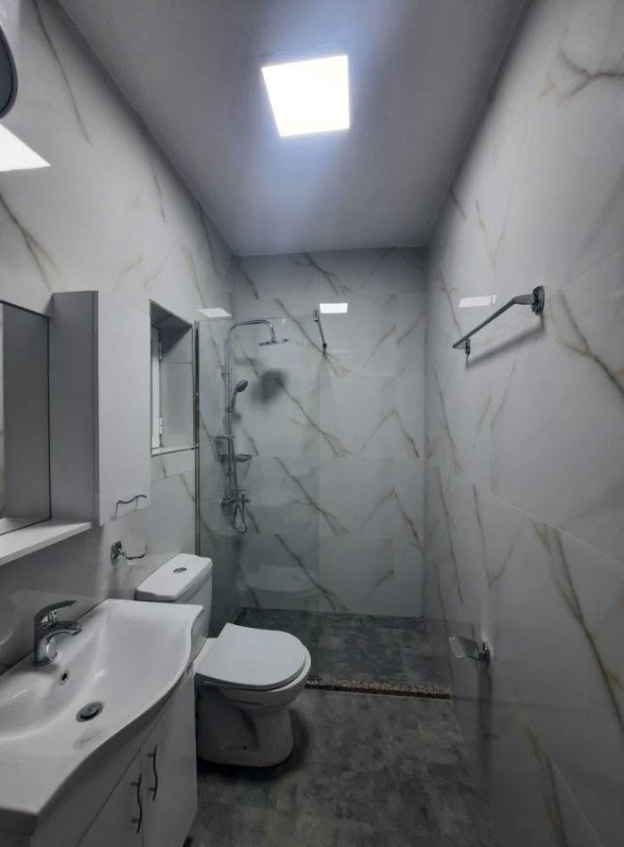 Tirane, jepet me qera apartament duplex 3+1 Kati 1, 160 m² 1.100 € (selvia)