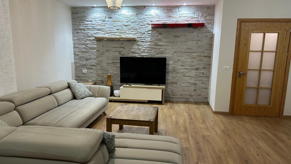 Tirane, jepet me qera apartament 2+1 Kati 7, 110 m² 600 € (tek pallati me shigjeta)