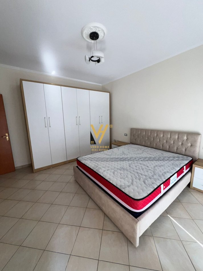 Tirane, jepet me qera apartament 2+1+Ballkon Kati 3, 115 m² 450 € (FRESK)