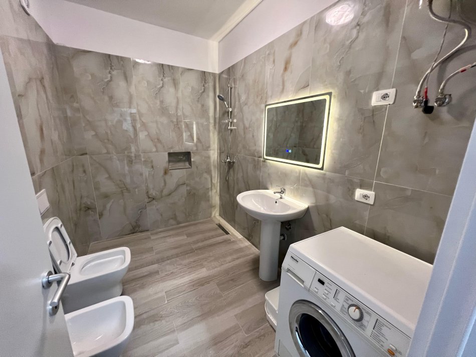 Tirane, jepet me qera apartament 1+1 Kati 4, 70 m² 450 € (rruga 5 maji)