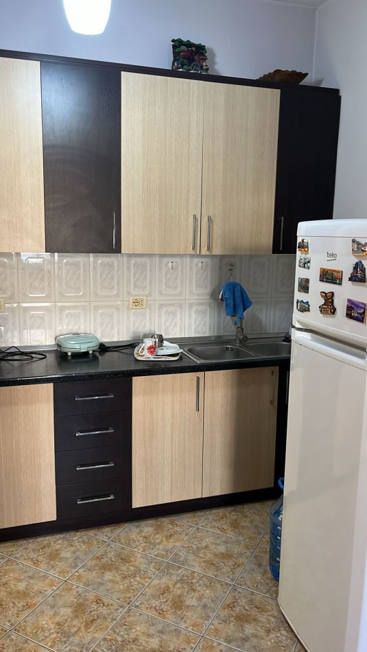 Tirane, jepet me qera apartament 3+1 Kati 2, 170 m² 600 € (Kombinat)