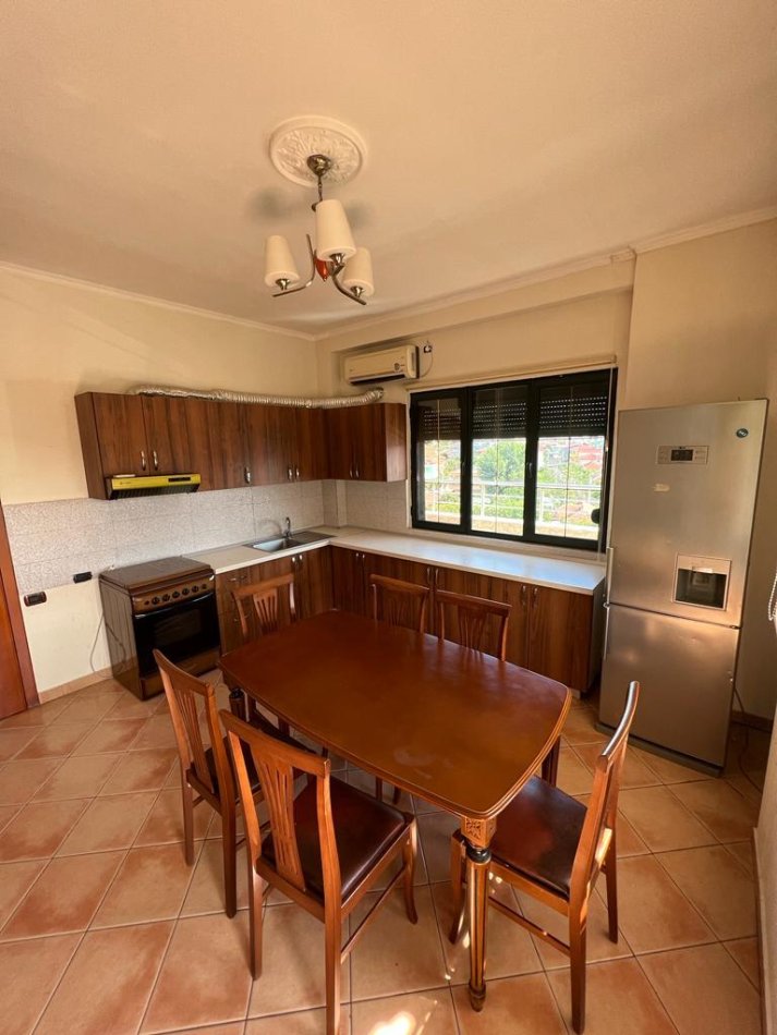 Tirane, jepet me qera apartament 3+1+Ballkon Kati 3, 180 m² 400 € (Yzberisht)
