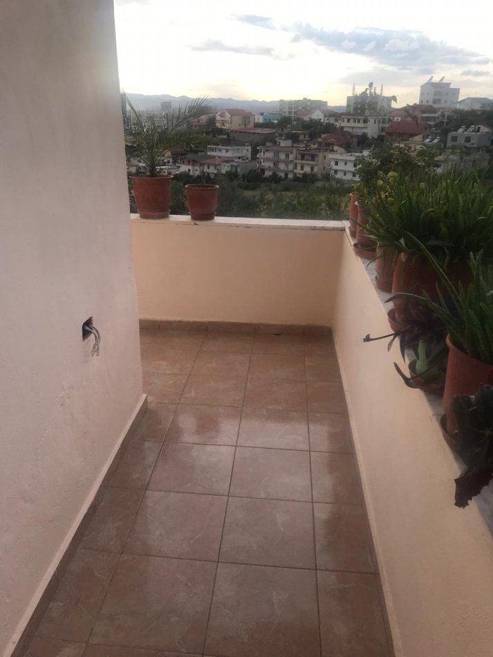 Shitet shtepi dy kateshe ne rrugen Fuat Toptani afer Qytetit Studenti Tirane.
