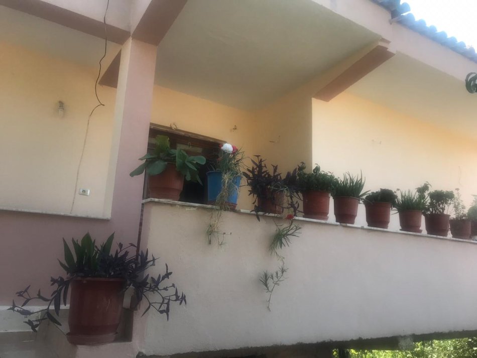 Shitet shtepi dy kateshe ne rrugen Fuat Toptani afer Qytetit Studenti Tirane.