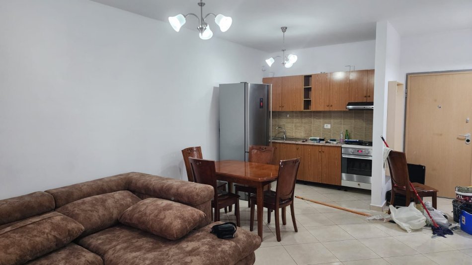 Tirane, jepet me qera apartament 1+1 Kati 8, 60 m² 400 € (Kombninat)