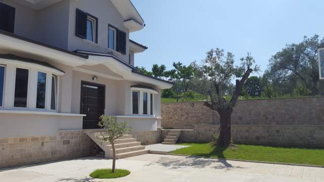 Tirane, shitet Vile 600 m² 1.600.000 Euro