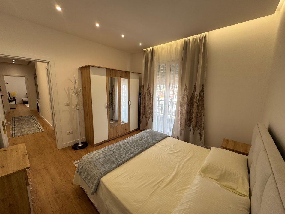 Tirane, jepet me qera apartament 2+1 Kati 7, 95 m² 800 € (rruga 5 maji)