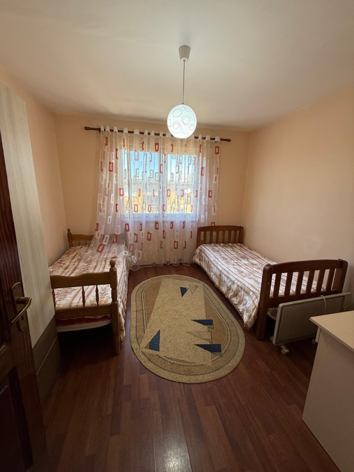 Tirane, jepet me qera apartament 2+1+Ballkon Kati 5, 75 m² 450 € (Rruga e kavajes)