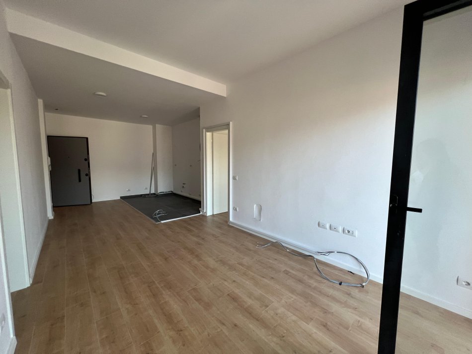 Tirane, jepet me qera ambjent biznesi Kati 13, 110 m² 1.500 € (Rruga e kavajes, Garden Building)