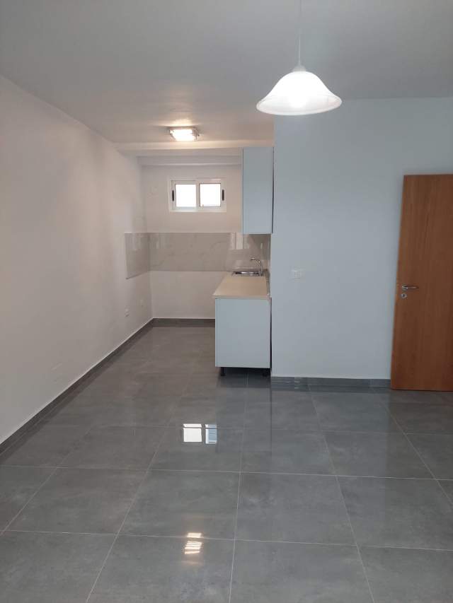 Tirane, jepet me qera ambjent biznesi Kati 2, 60 m² 400 Euro (rruga Ndre Mjeda)