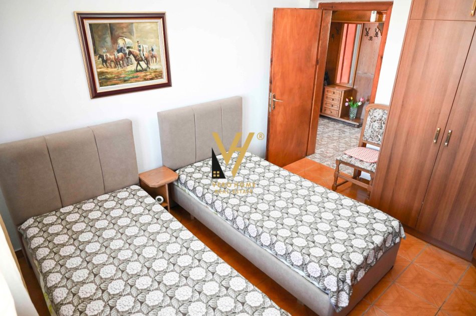Tirane, jepet me qera apartament 2+1+Ballkon Kati 4, 78 m² 650 € (SHKOLLA E KUQE)