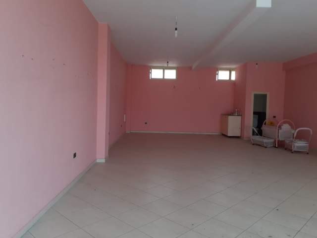 Elbasan, shitet ambjent biznesi 124 m² 1.000 Euro/m2