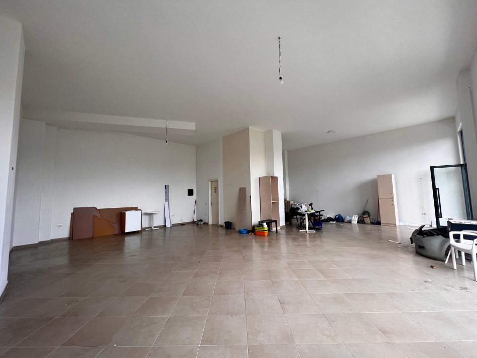 Tirane, jepet me qera ambjent biznesi Kati 0, 110 m² 650 € (Green City - Tiranë)