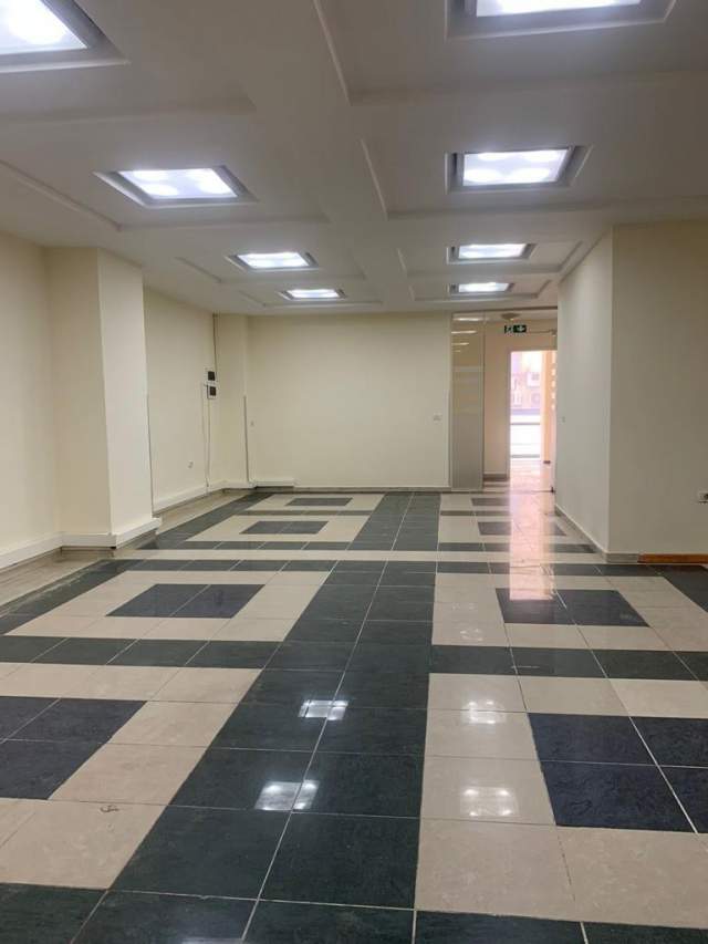 Tirane, jepet me qera ambjent biznesi Kati 0, 278 m² 3.000 Euro