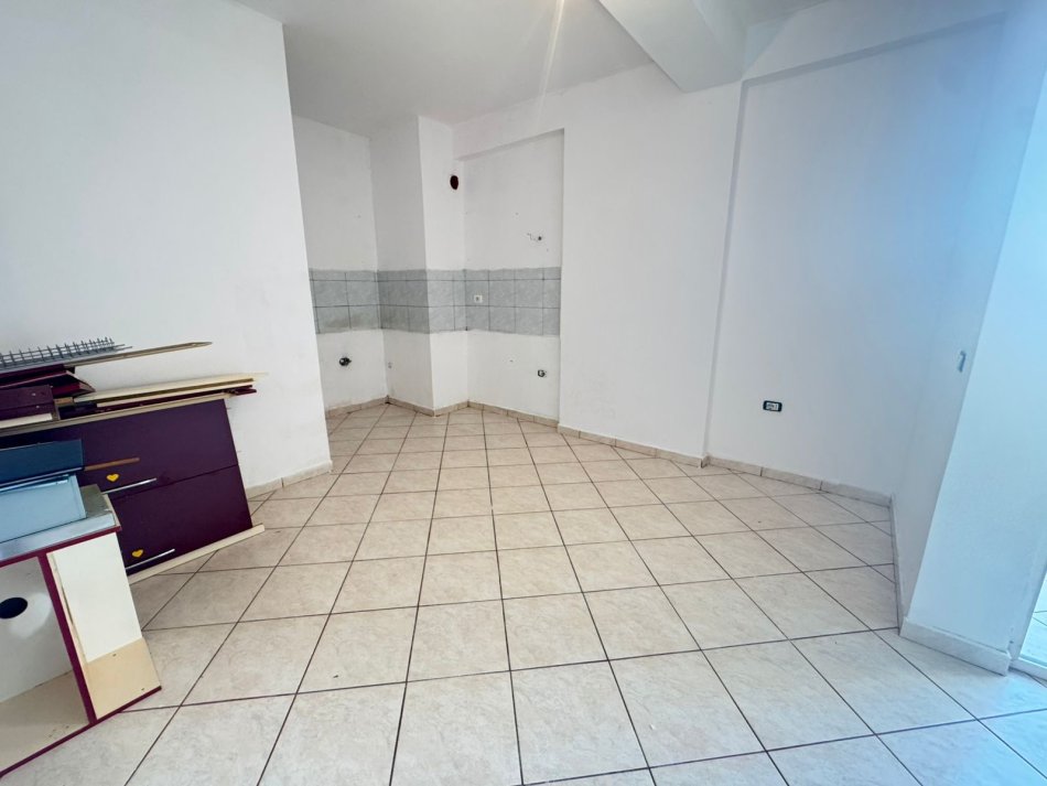 Tirane, shitet apartament 2+1+Ballkon Kati 5, 118 m² 150.000 € (Astir Prane Vila L Me hipoteke)
