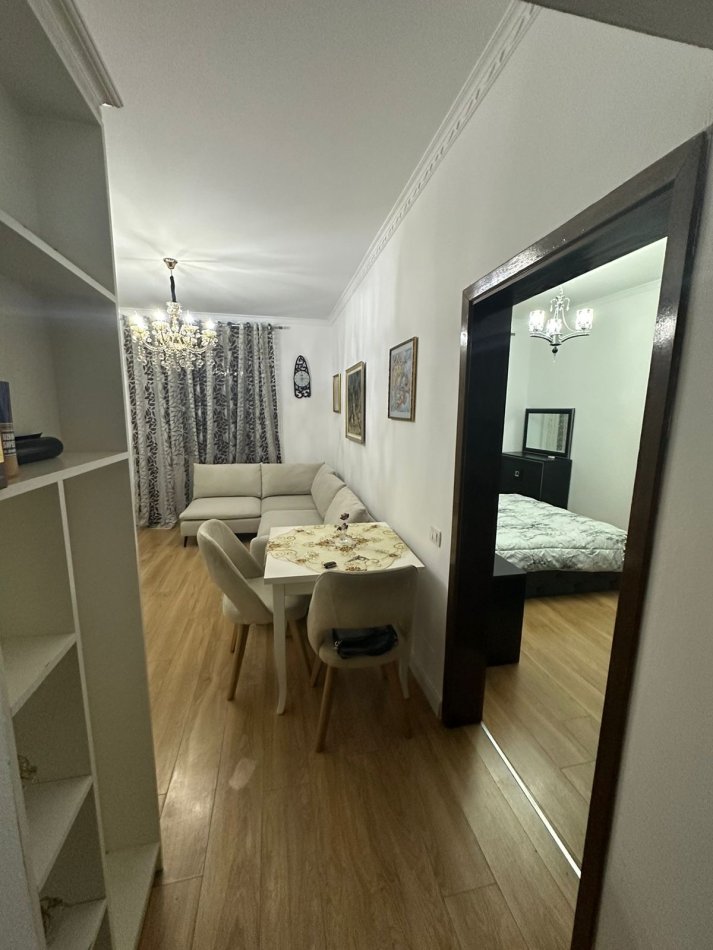 Tirane, jepet me qera apartament 2+1+Ballkon Kati 2, 75 m² 650 € (Shallvaret te Fushat e Tenisit)