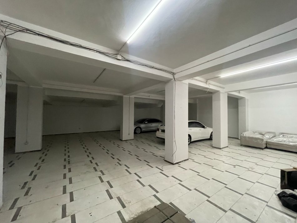 Tirane, jap me qera ambjent biznesi Kati -1, 300 m² 1.300 € (teodor keko)