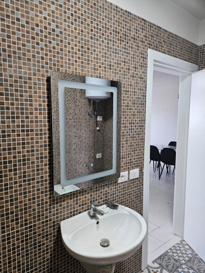 Tirane, jepet me qera apartament 1+1 Kati 10, 70 m² 500 € (kompleks golden park)