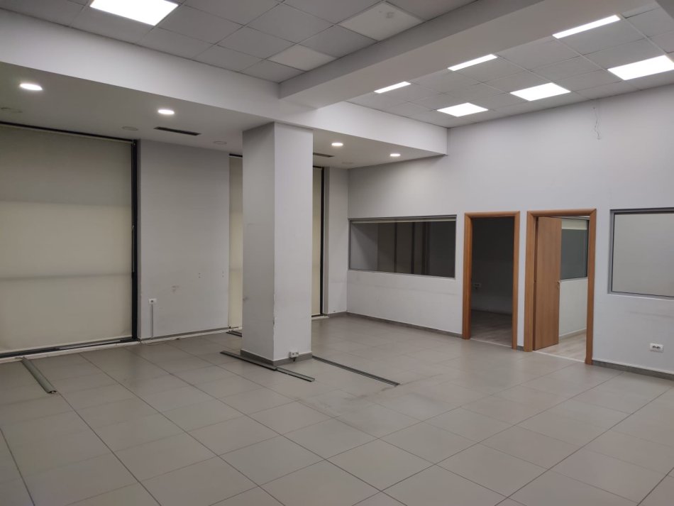 Jepet me qera zyre te Kristal Center 108 m2  me  4 poste parkimi 1400 euro ( Ideale per zyra te ndryshme , qender estetike , klinika etje )