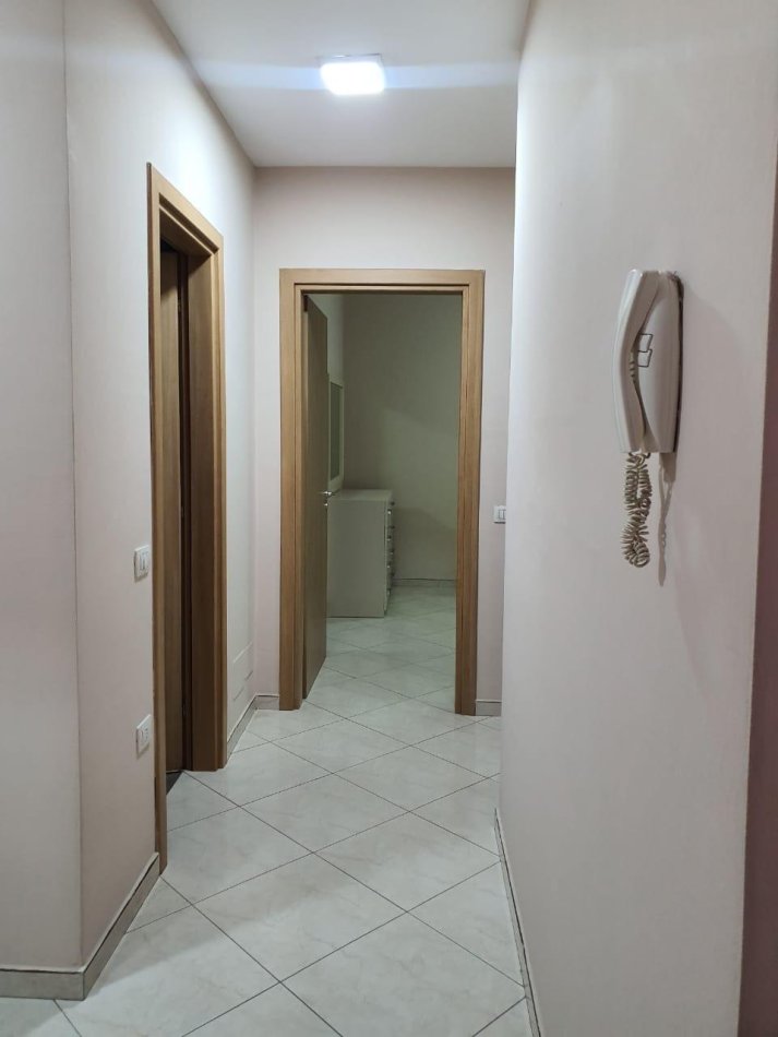 Tirane, jepet me qera apartament 2+1+Ballkon Kati 4, 110 m² 550 € (Rruga e Kavajes , prane hotel Hillton , prane delijorgjit)
