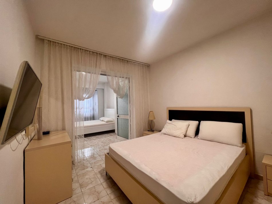 Tirane, jepet me qera apartament 2+1 Kati 2, 90 m² 700 € (Ambasada Amerikane)