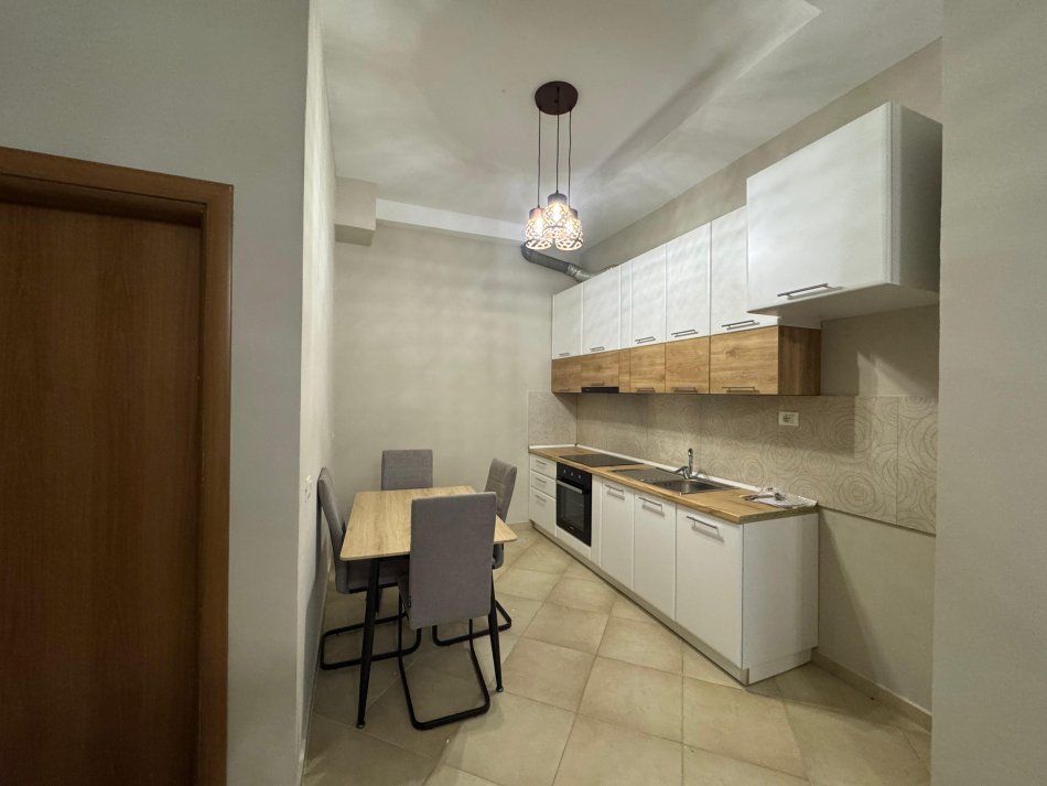 Tirane, jepet me qera apartament 2+1 Kati 0, 80 m² 300 € (fresk)