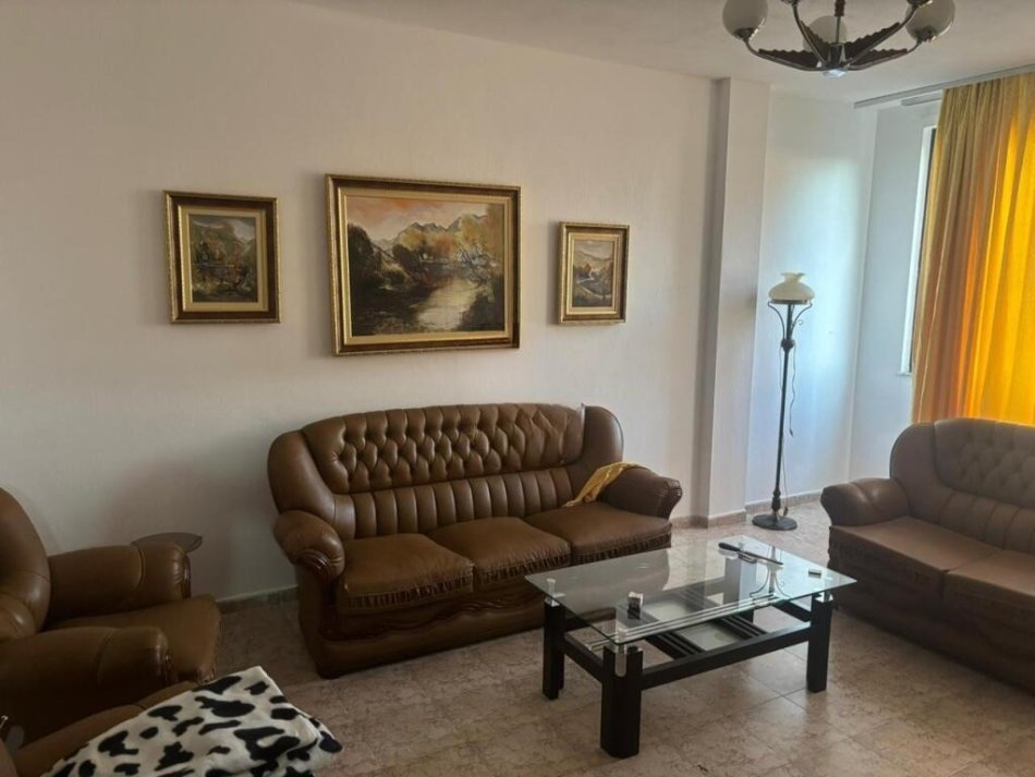 Tirane, jepet me qera apartament 3+1 Kati 2, 110 m² 500 € (Bulevardi i Ri)