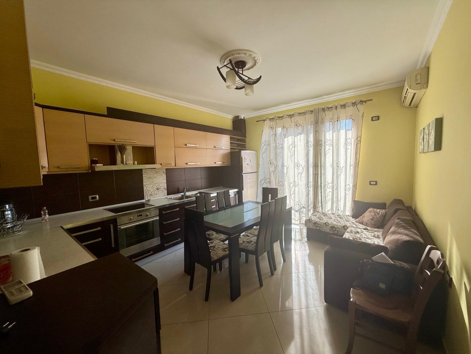 Tirane, jepet me qera apartament 3+1+Ballkon Kati 8, 115 m² 600 € (astir)