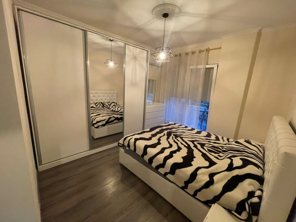 Tirane, jepet me qera apartament 2+1 Kati 3, 90 m² 400 € (Fresk)