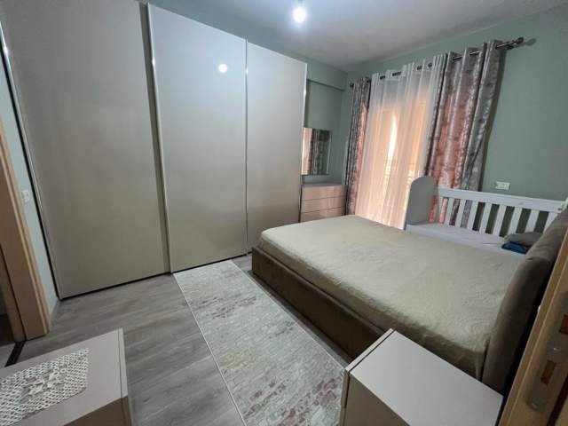 Tirane, jepet me qera apartament Kati 4, 93m2,tek Medreseja