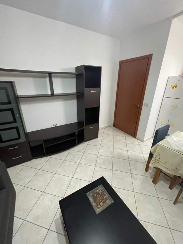Tirane, jepet me qera apartament Kati 4, 320 Euro