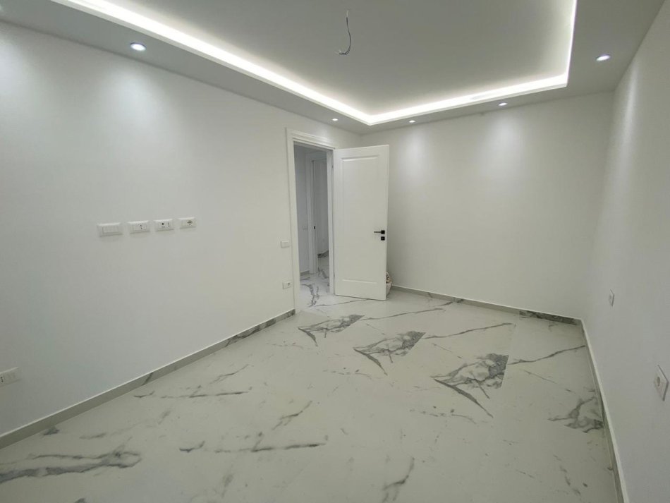 Tirane, jepet me qera zyre Kati 7, 106 m² 400 € (Mine peza)