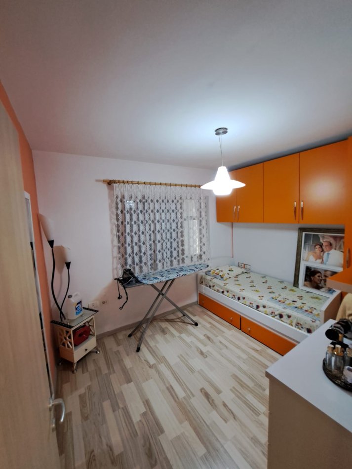 Tirane, jepet me qera apartament 3+1 Kati 4, 80 m² 900 € (Piramida)