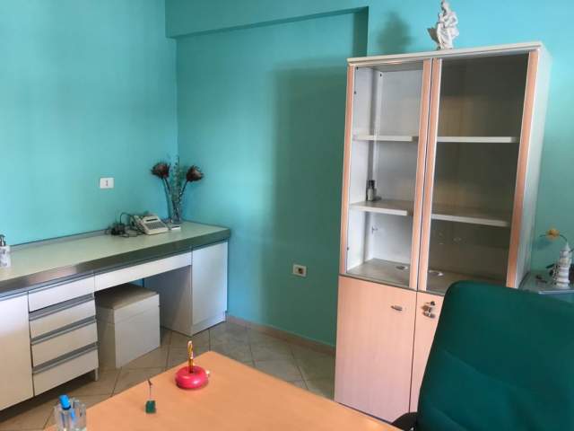 Tirane, jepet me qera ambjent biznesi 72 m² 400 Euro