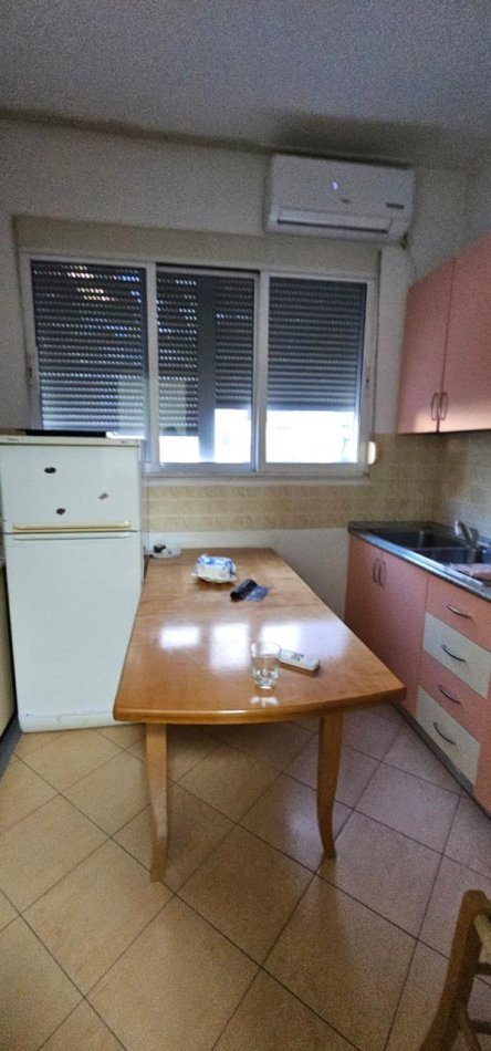 Tirane, jepet me qera zyre Kati 1, 100 m² 1.000 € (Sheshi Willson)