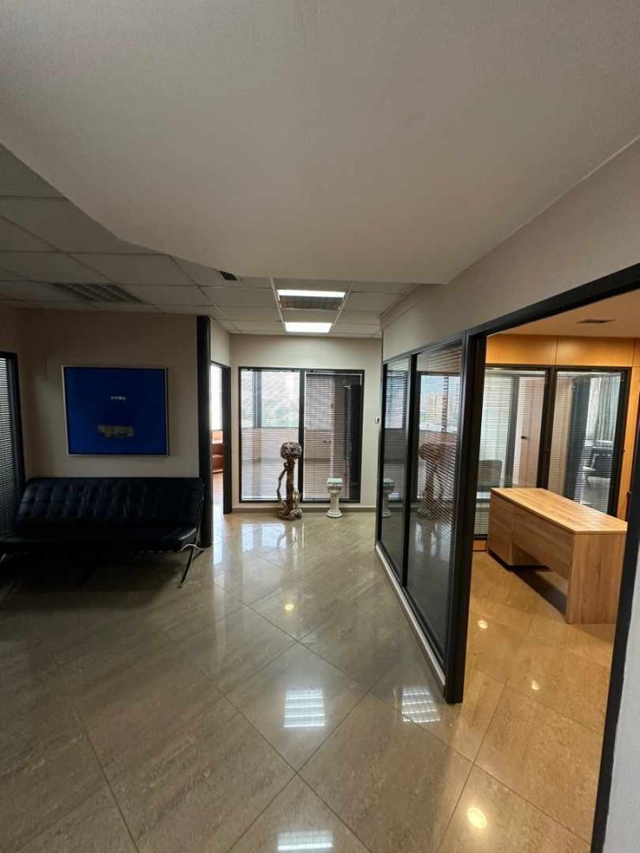 Tirane, jepet me qera ambjent biznesi , Kati 10, 202 m² 4,800 € (Blloku)