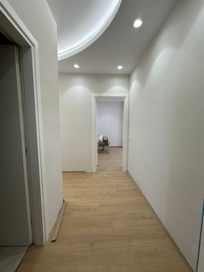 Tirane, jepet me qera ambjent biznesi , 108 m² 1.000 € (Komuna e Parisit)
