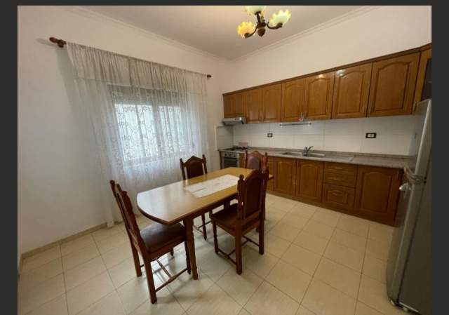 Durres, jepet me qera Vile 365 m² 600 Euro