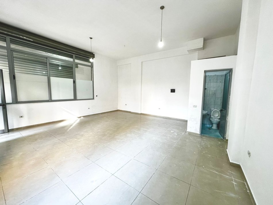 Tirane, jepet me qera ambjent biznesi Kati 0, 53 m² 300 € (Yzberisht)