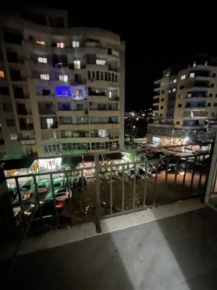 Tirane, jepet me qera apartament 1+1+Ballkon Kati 3, 65 m² 350 € (Astir te 2 Palmat)