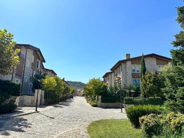 Tirane, shes Vile 5+1+BLK Kati 3, 220 m² 1 Euro (Secret Garden)