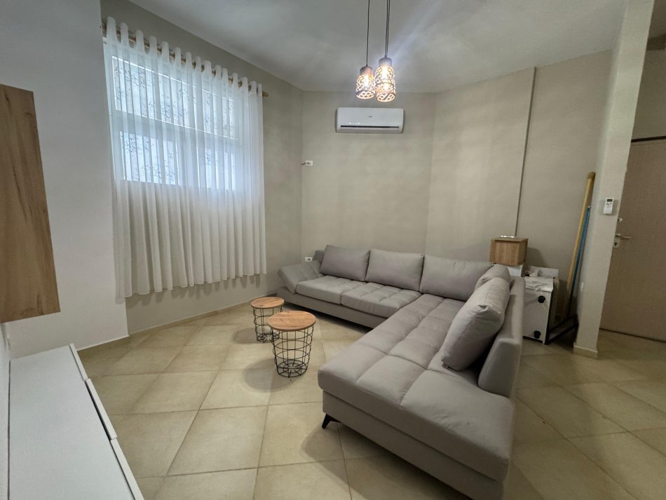 Tirane, jepet me qera apartament 2+1 Kati 0, 80 m² 300 € (fresk)