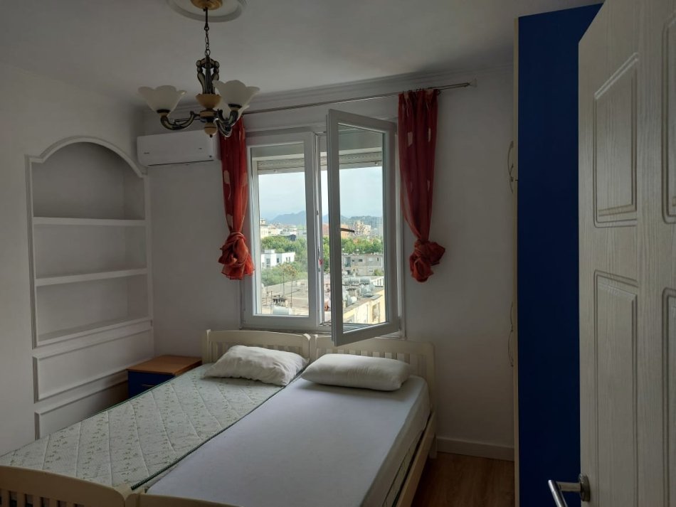 Tirane, jepet me qera apartament 3+1 Kati 5, 156 m² 900 € (Myslym Shyri)