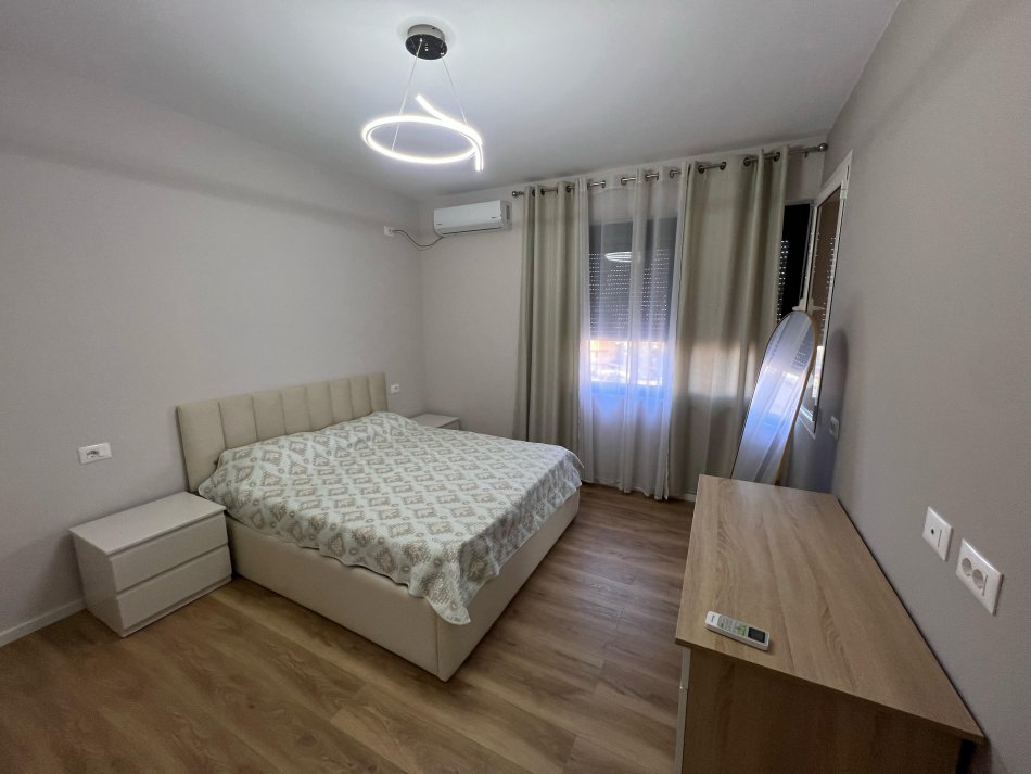 Tirane, jepet me qera apartament 2+1+Ballkon Kati 3, 93 m² 850 € (Rruga e Kavajes)