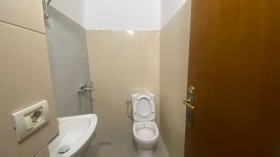 Jepet Ambient Biznesi me qira tek Rr.Jordan Misja 300 Euro/Muaj