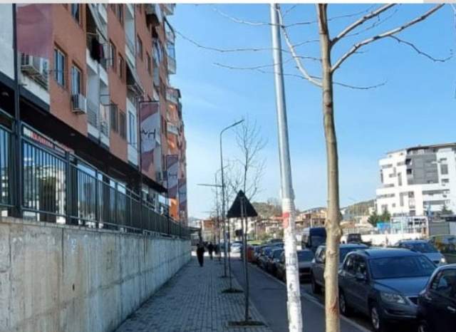 Tirane, shes dyqan Kati 0, 130 m² 325.000 Euro (Yzberisht)
